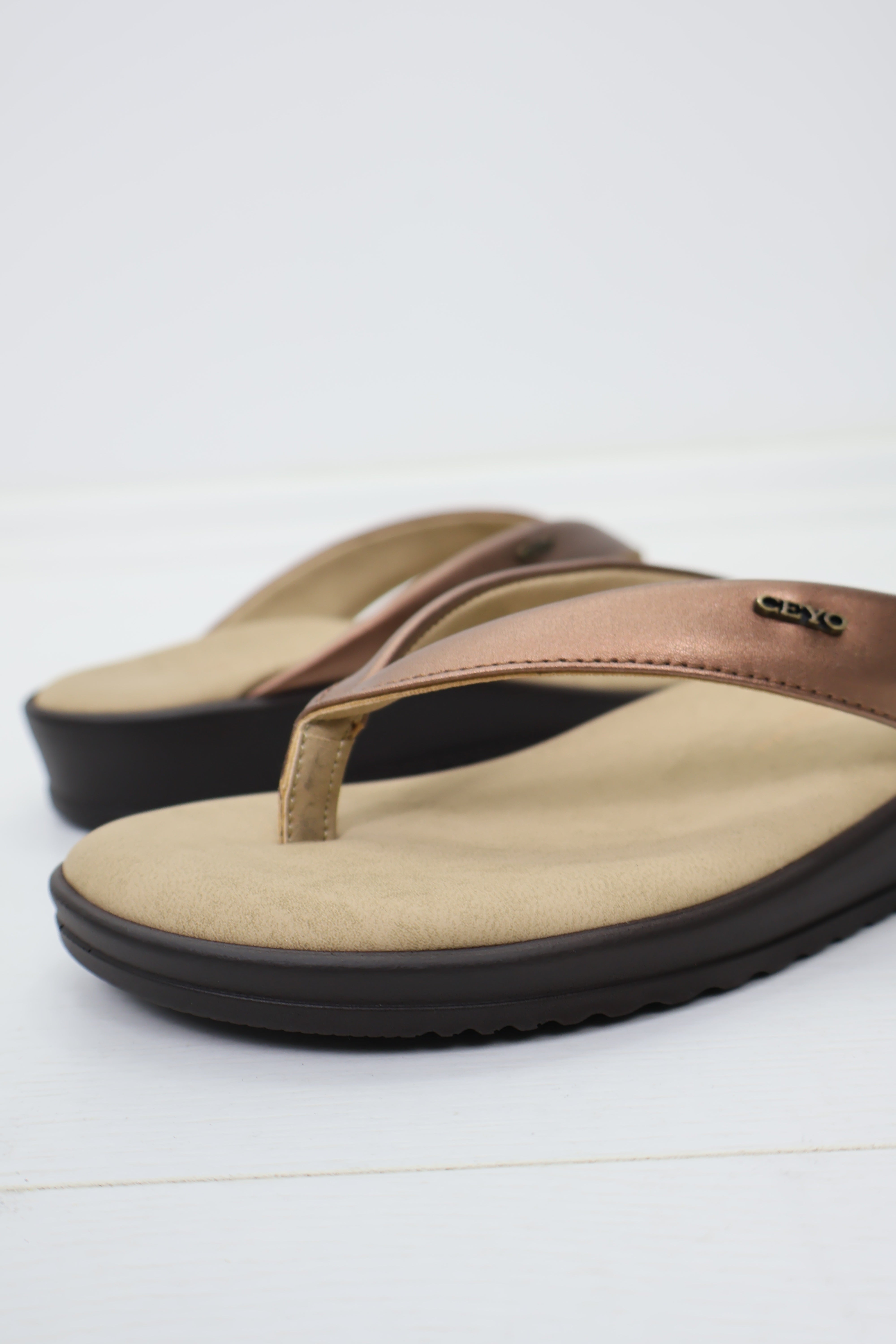 Ceyo 9984-9 Deri Görünümlü Parmak Arası Platform Terlik - Bronz