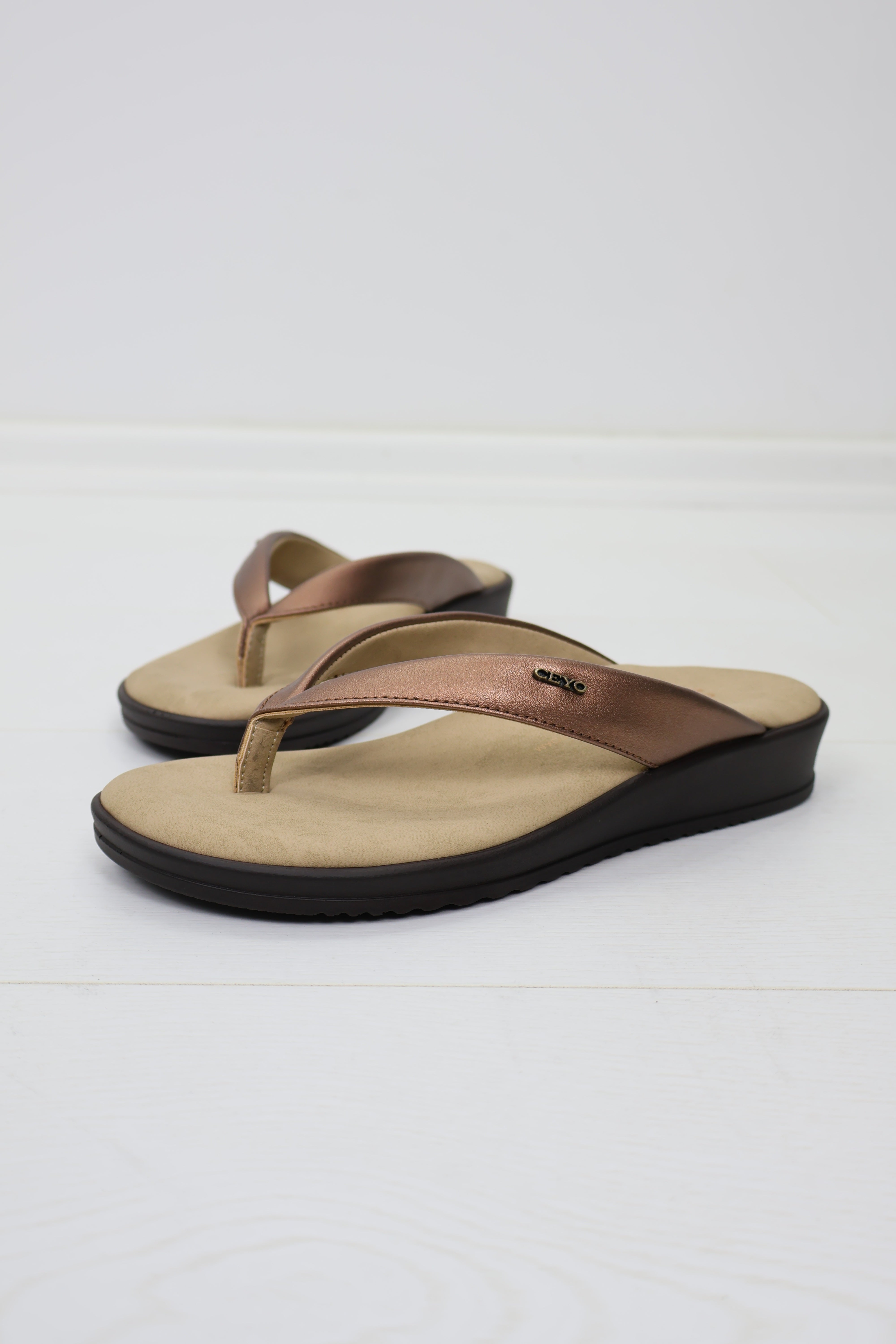 Ceyo 9984-9 Deri Görünümlü Parmak Arası Platform Terlik - Bronz