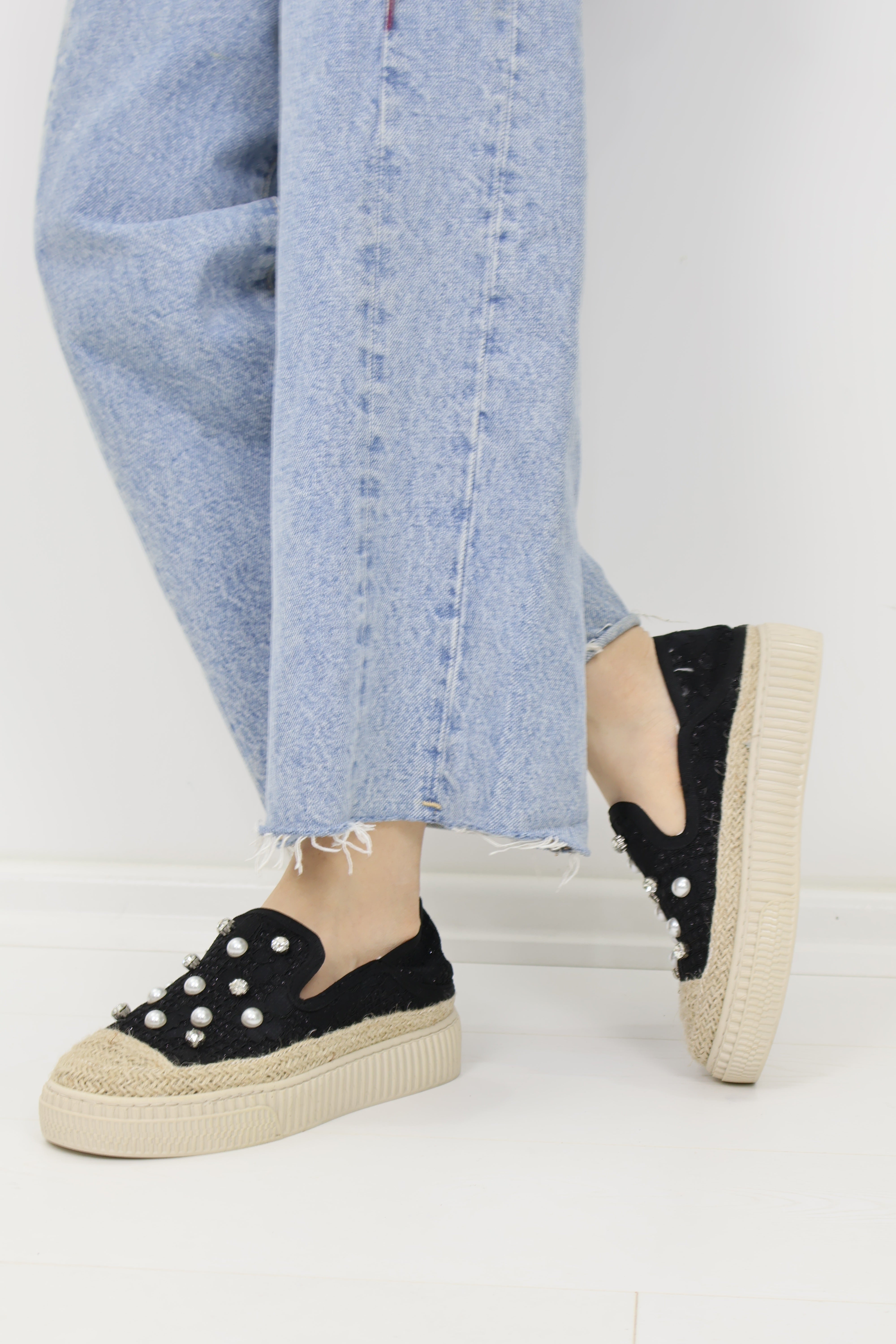 Elysnarra İnci Taş Detaylı Dantel Hasir Tabanlı Siyah Sneaker