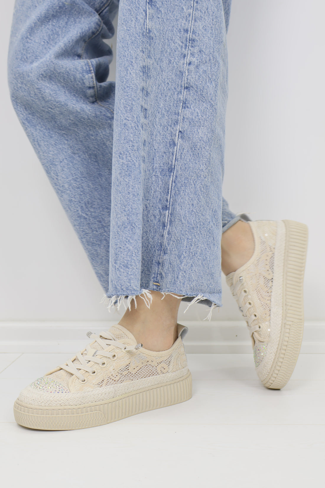 Montera Kristal Taş Detaylı Dantel Hasir Tabanlı Bej Sneaker