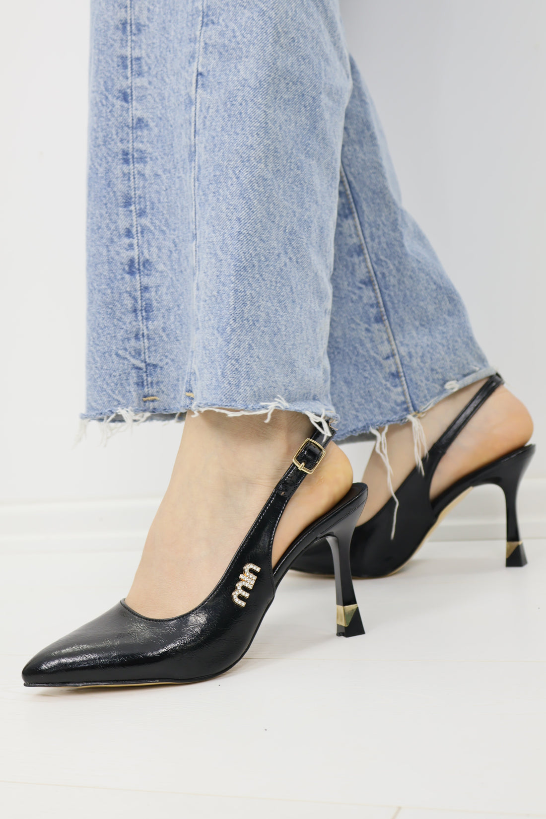 Miu Miu Rugan Slingback Sivri Burun Altın Topuklu Stiletto Siyah