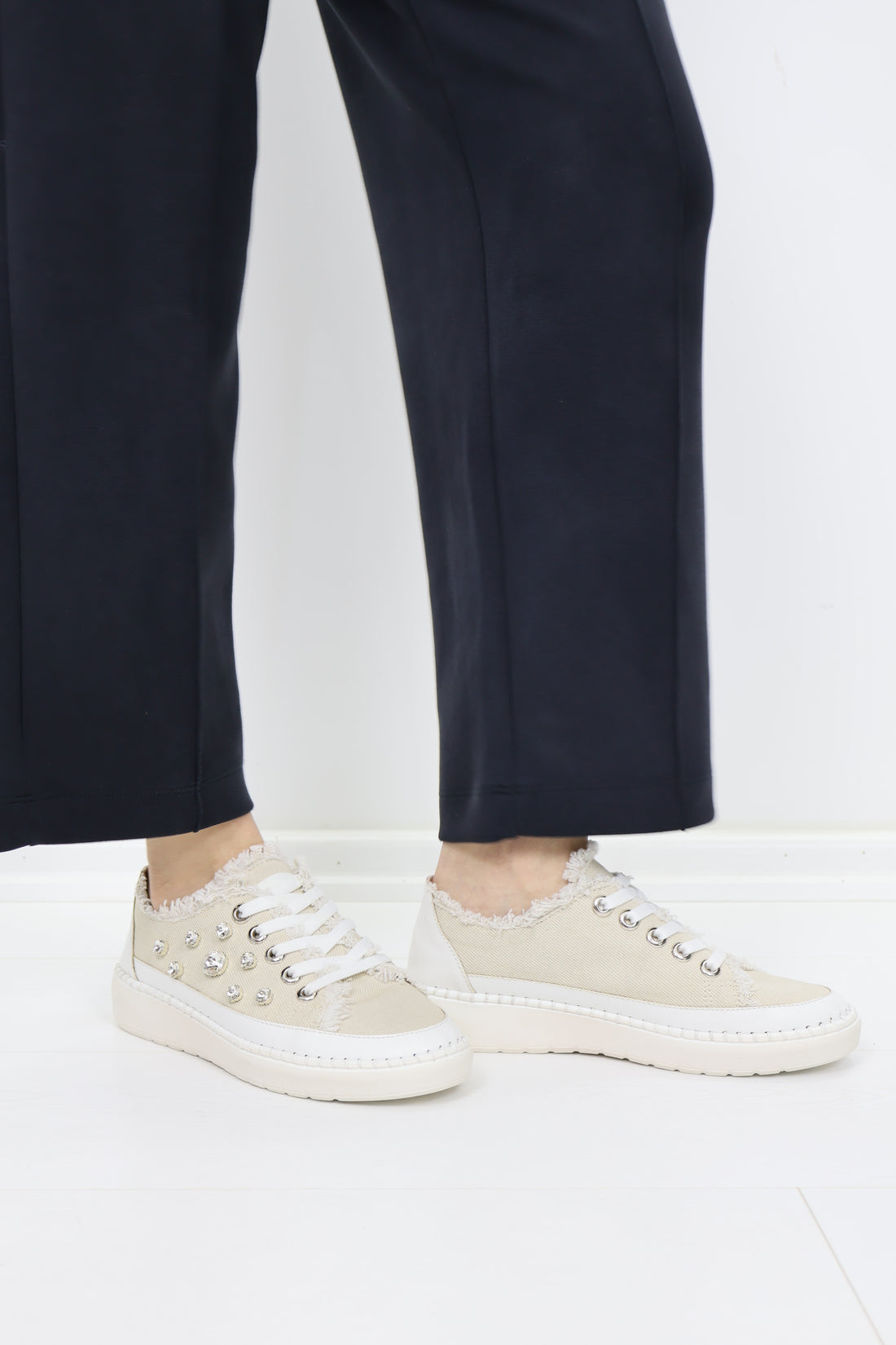 Taş Detaylı Püskül Kenarlı Sneaker