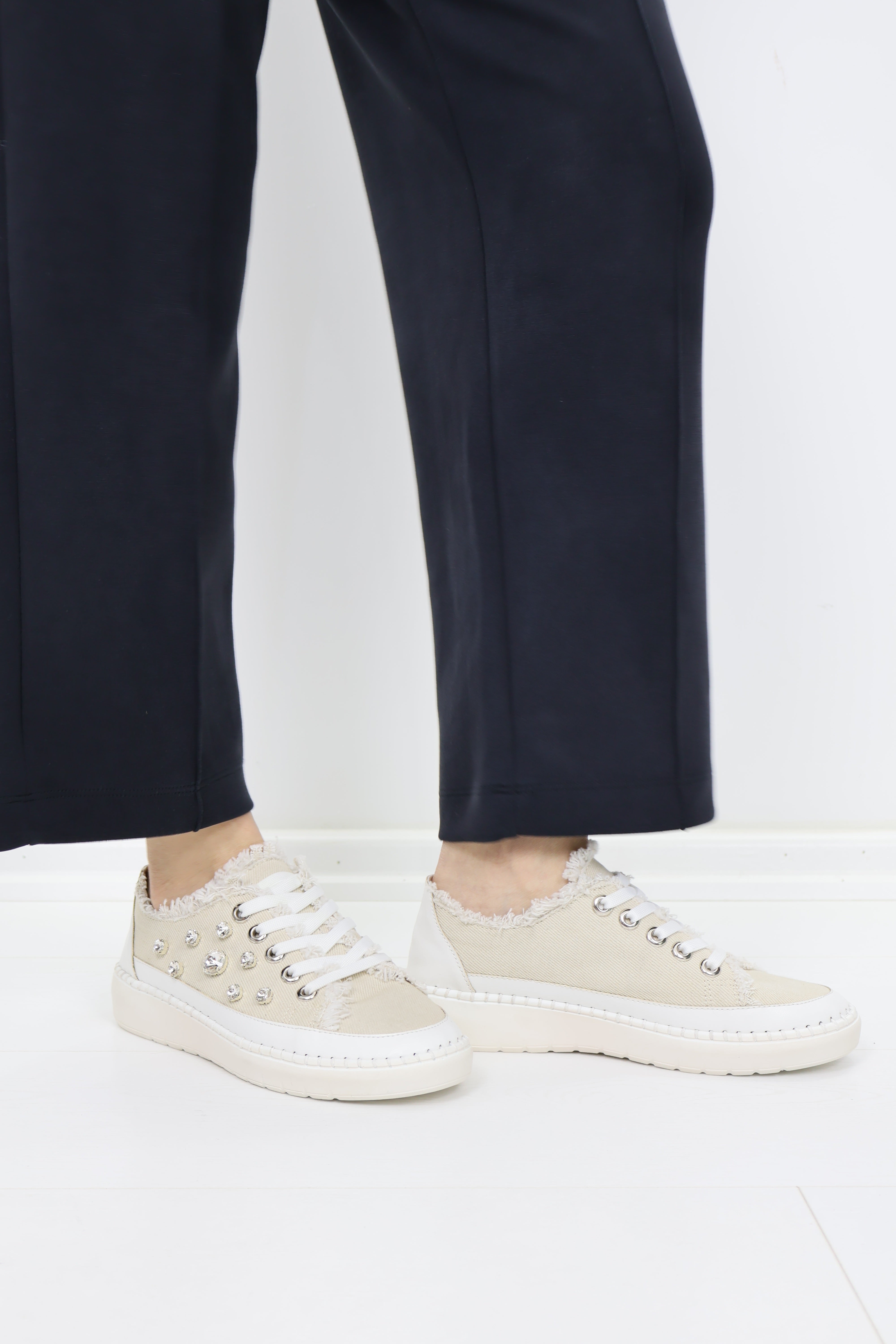 Taş Detaylı Püskül Kenarlı Sneaker