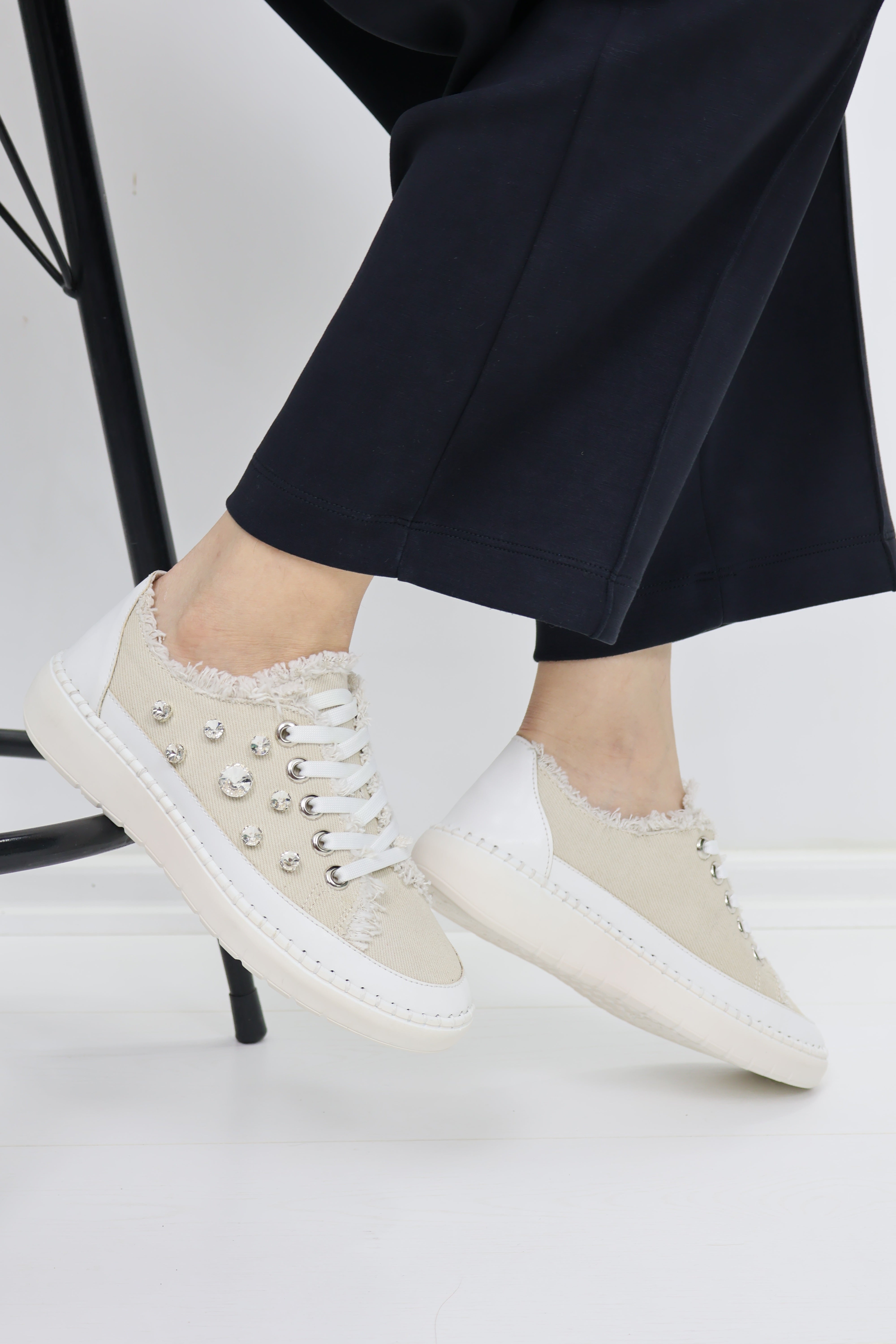 Taş Detaylı Püskül Kenarlı Sneaker