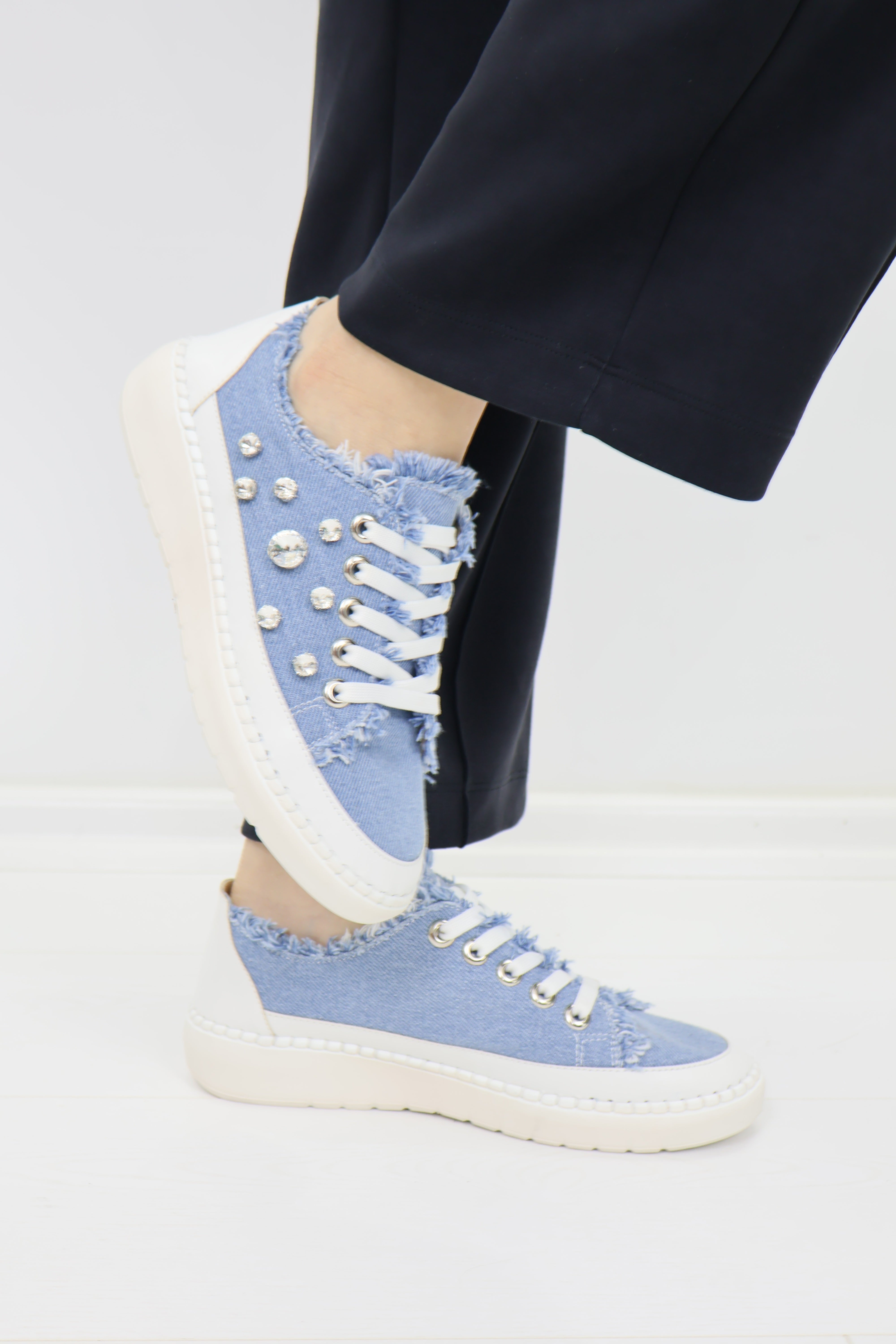 Taş Detaylı Püskül Kenarlı Sneaker – Mavi