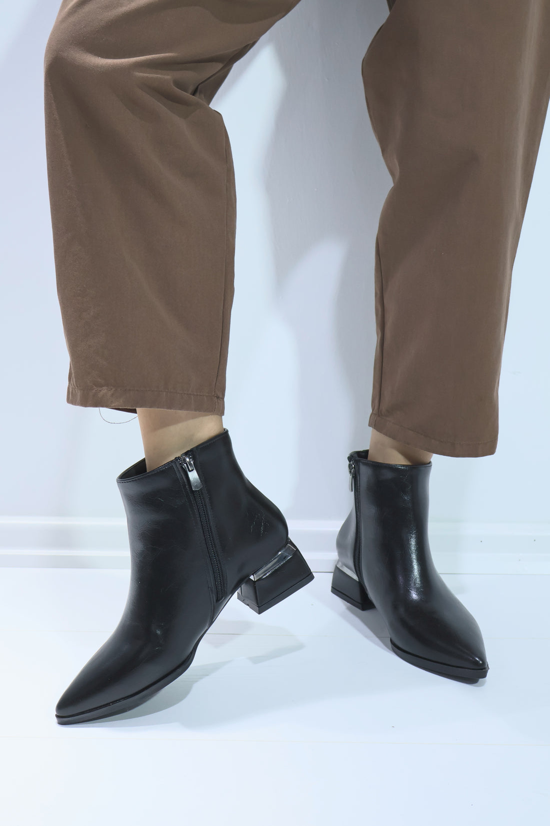 Laura Siyah Fermuarlı Bot