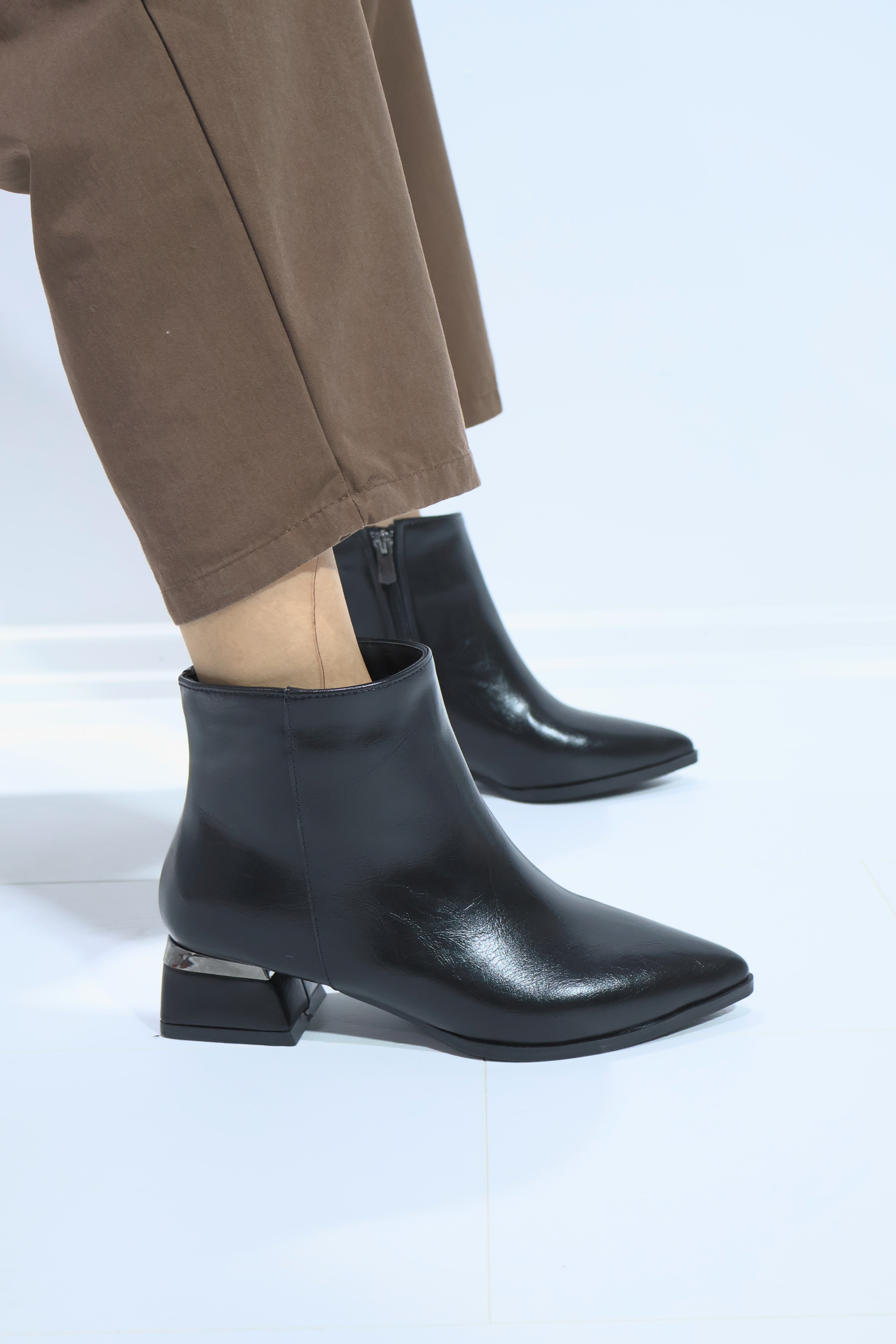 Laura Siyah Fermuarlı Bot