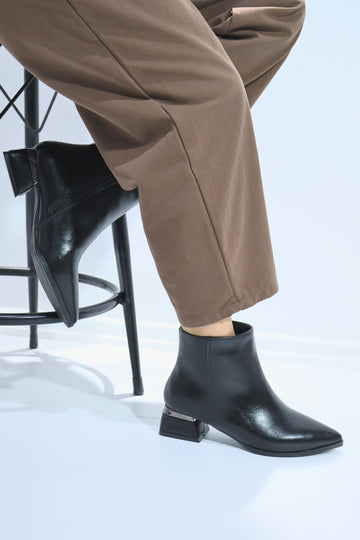 Laura Siyah Fermuarlı Bot