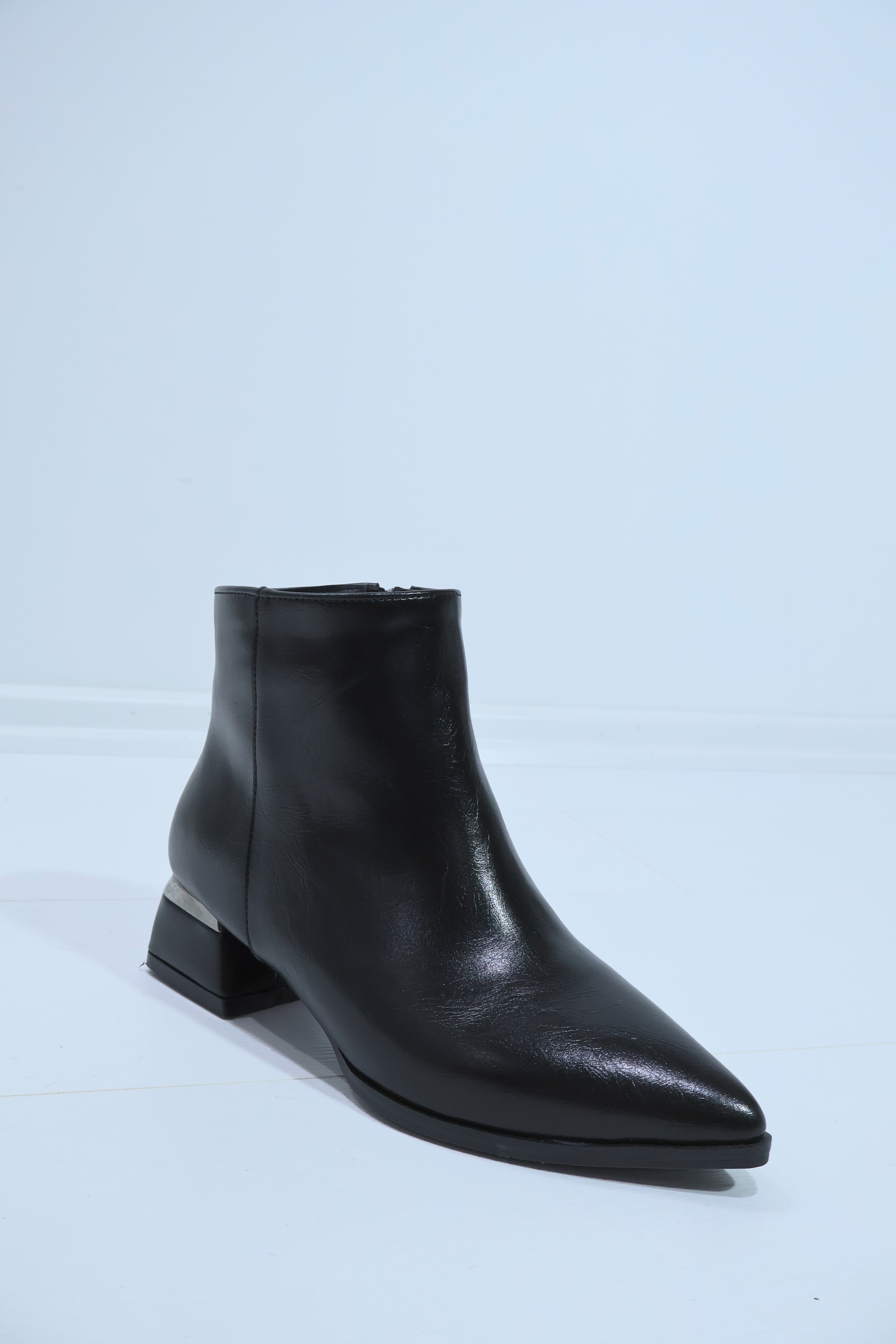 Laura Siyah Fermuarlı Bot