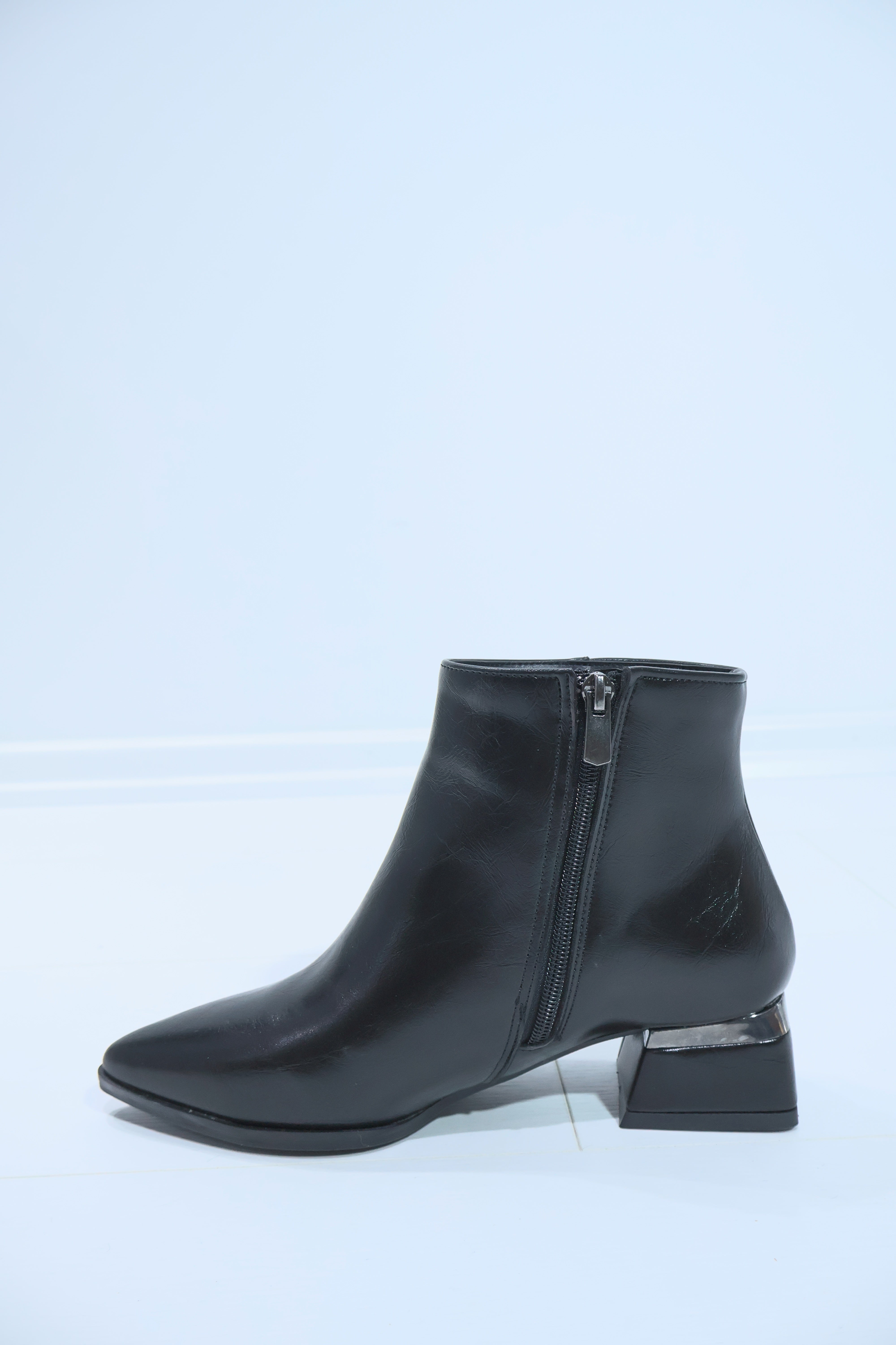 Laura Siyah Fermuarlı Bot