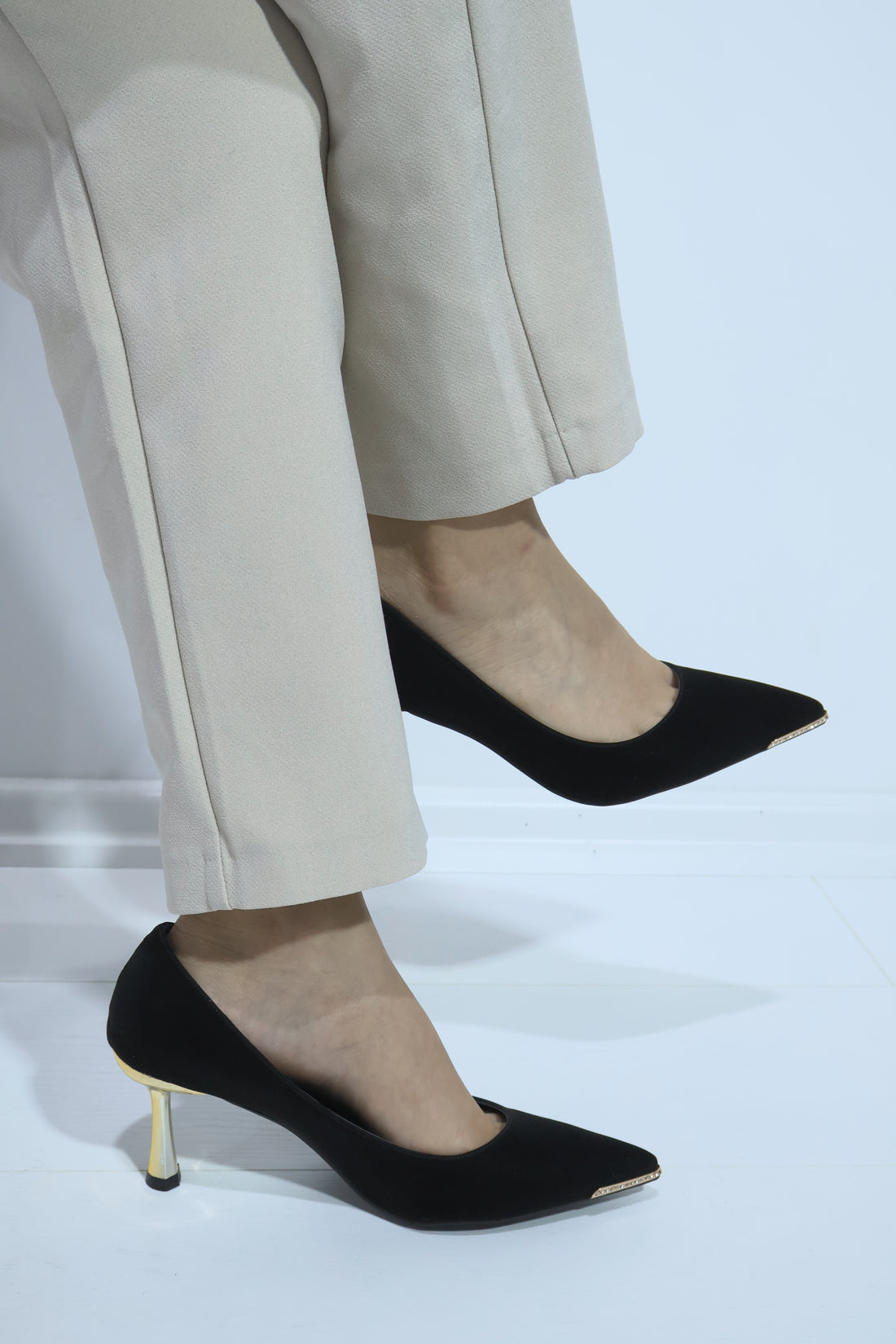 Kadın İpek Saten Önü Gold Toka Detaylı Stiletto