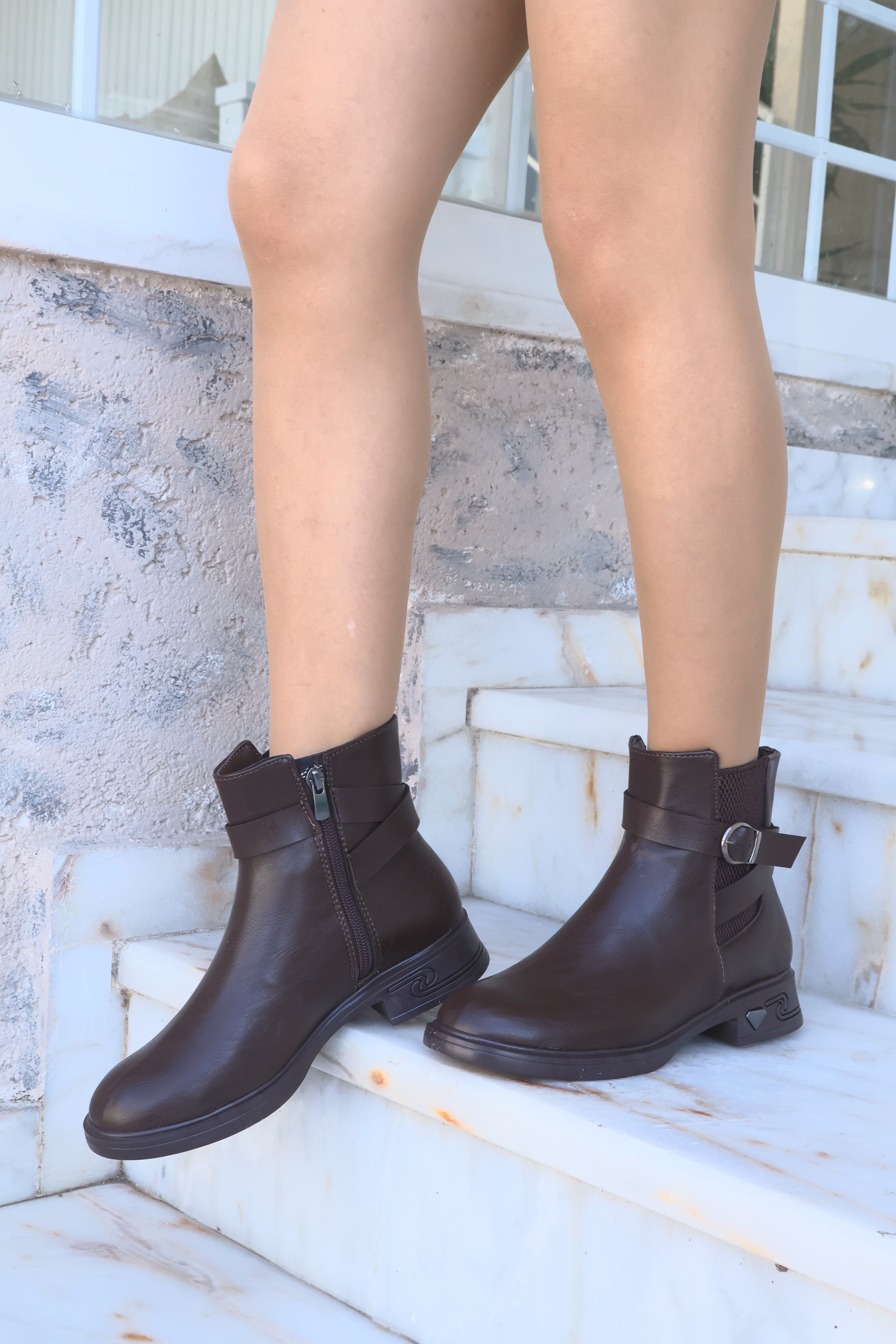 Kadın Tokalı Lastikli Oval Burun Bot