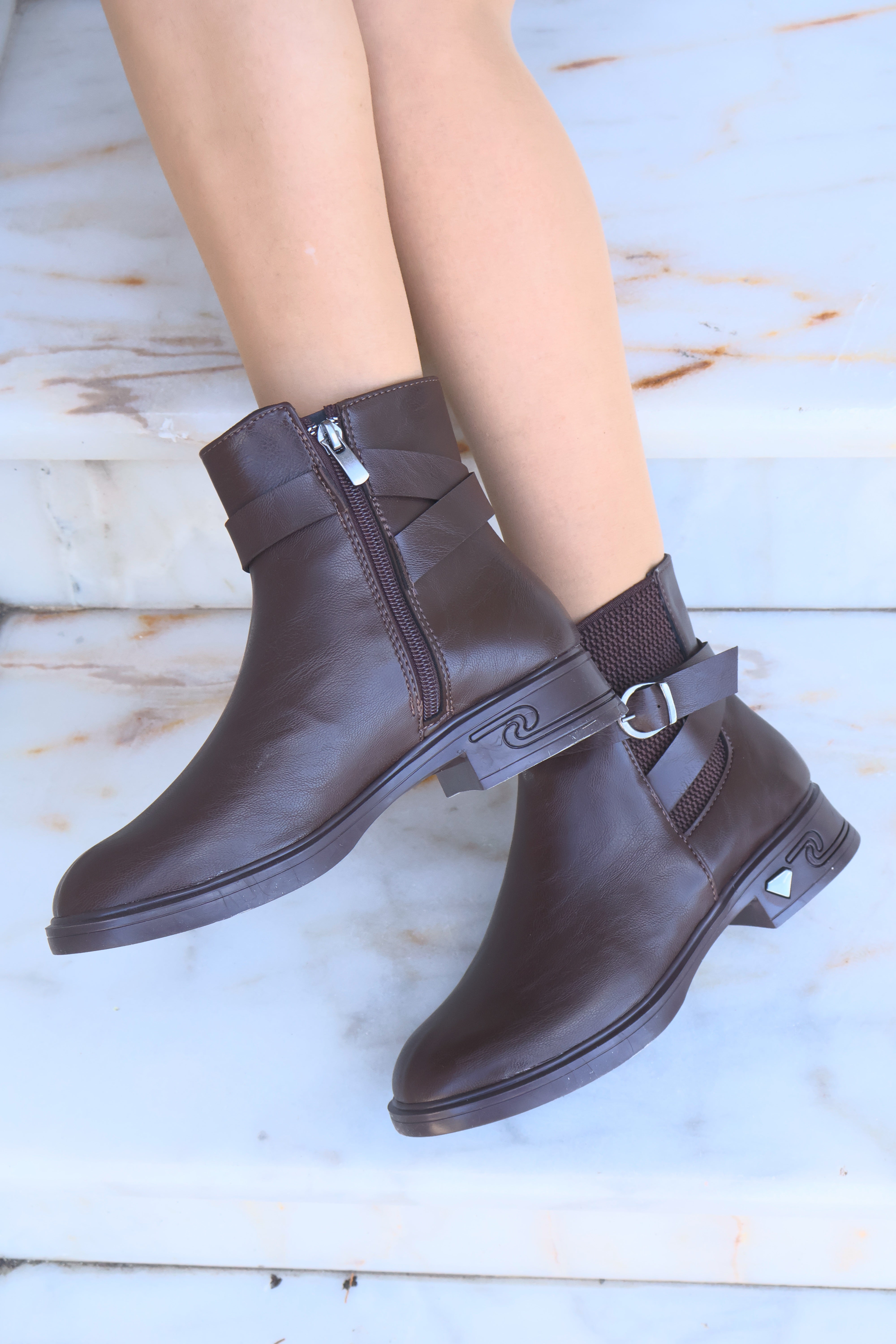 Kadın Tokalı Lastikli Oval Burun Bot