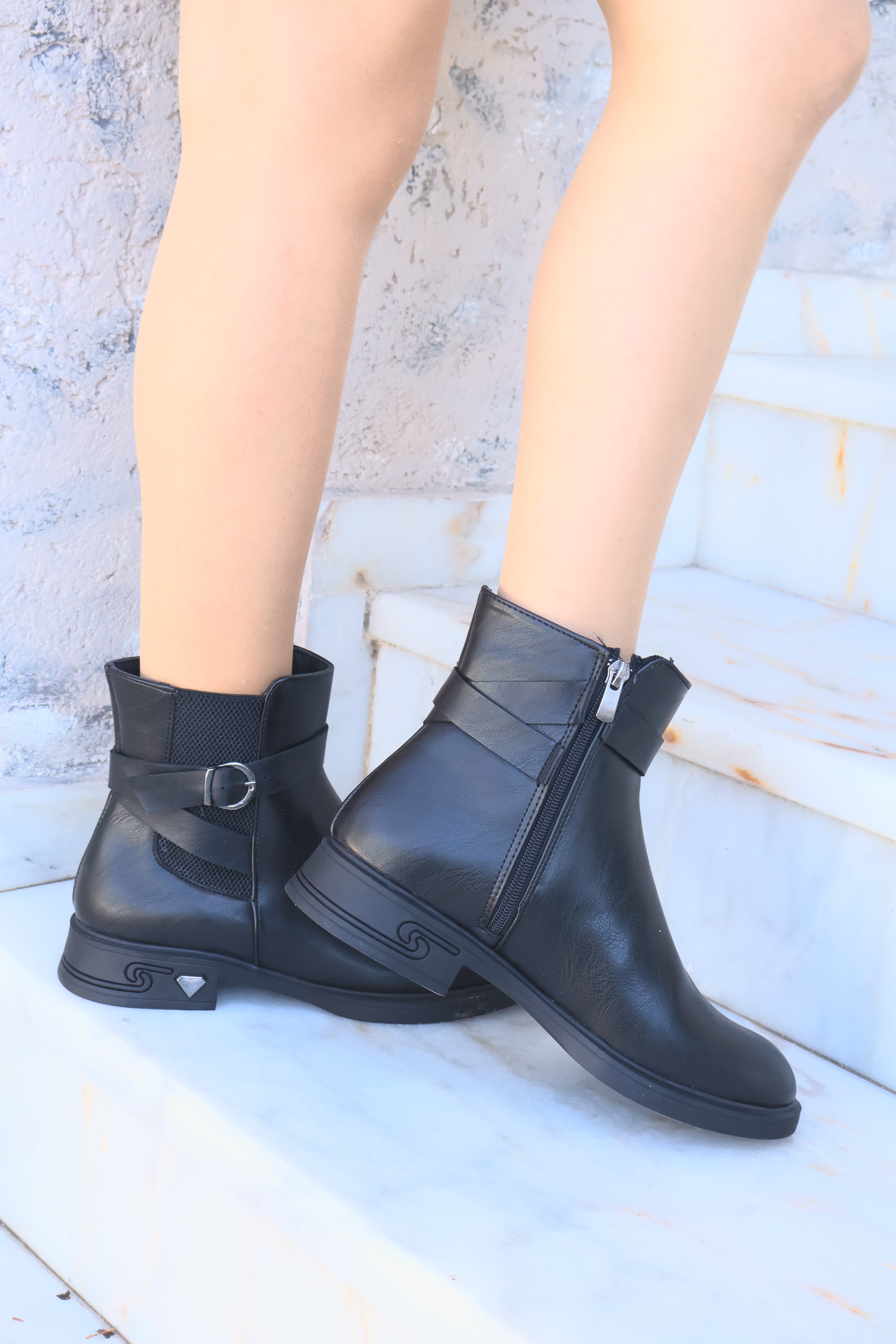 Kadın Tokalı Lastikli Oval Burun Bot