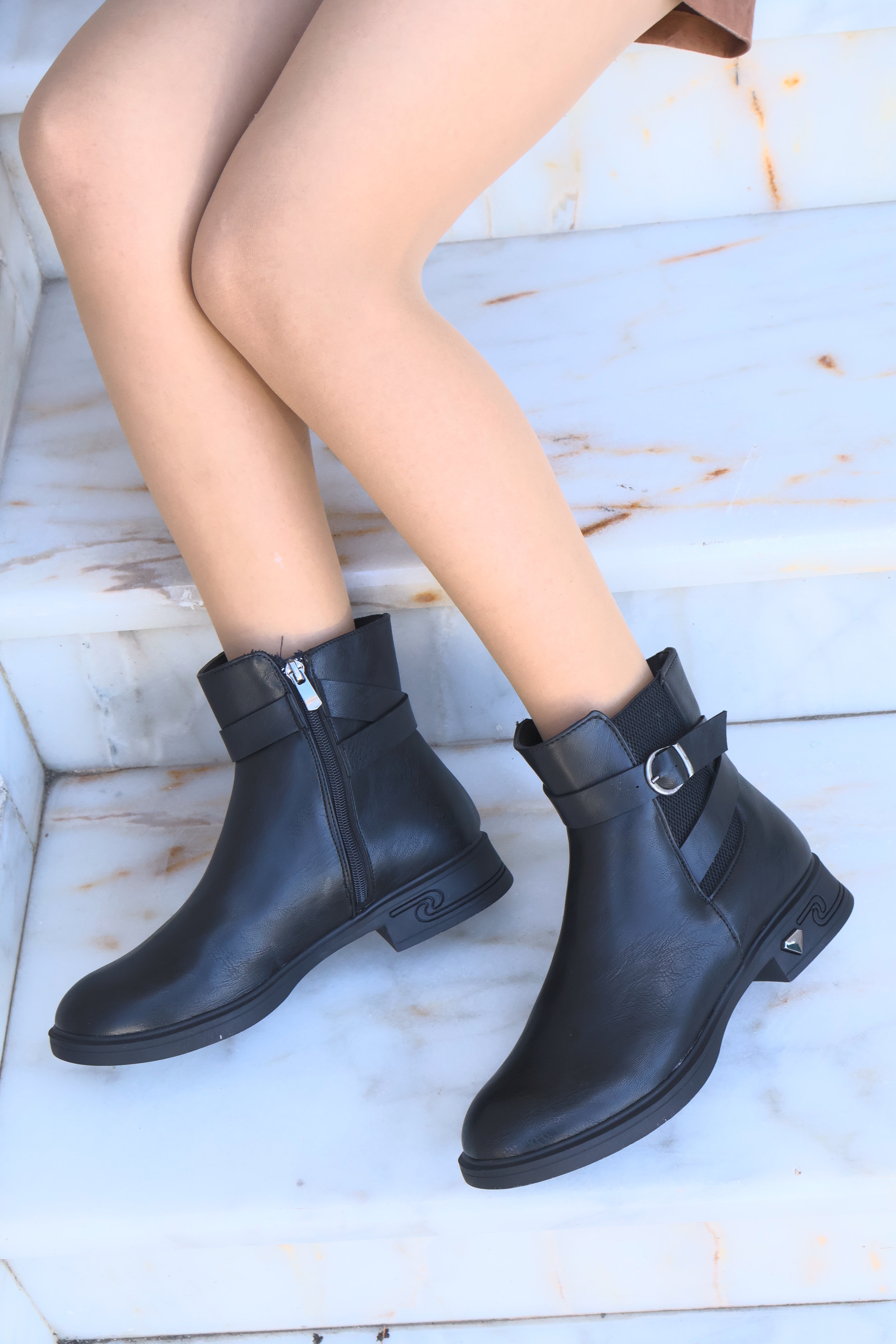 Kadın Tokalı Lastikli Oval Burun Bot