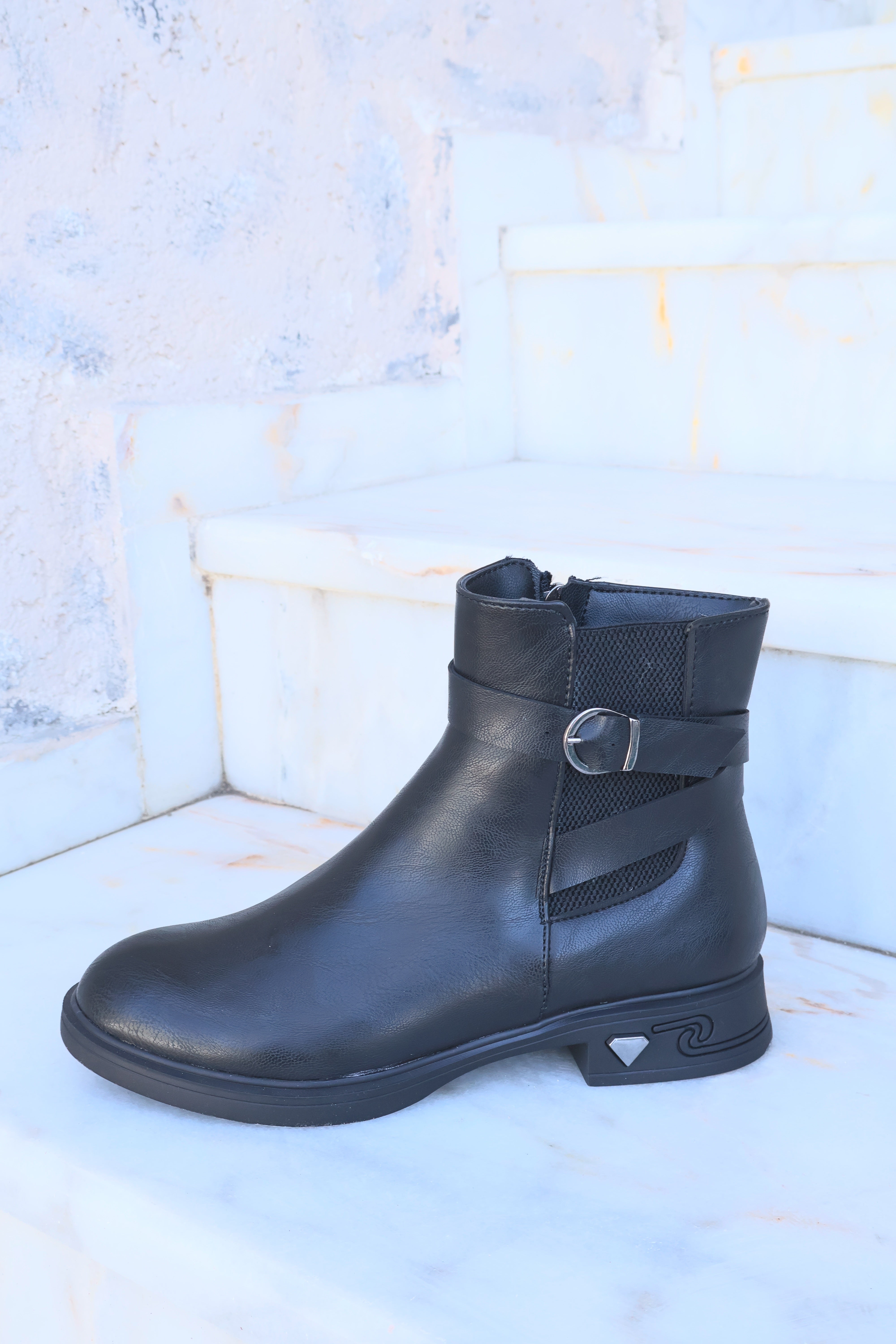 Kadın Tokalı Lastikli Oval Burun Bot