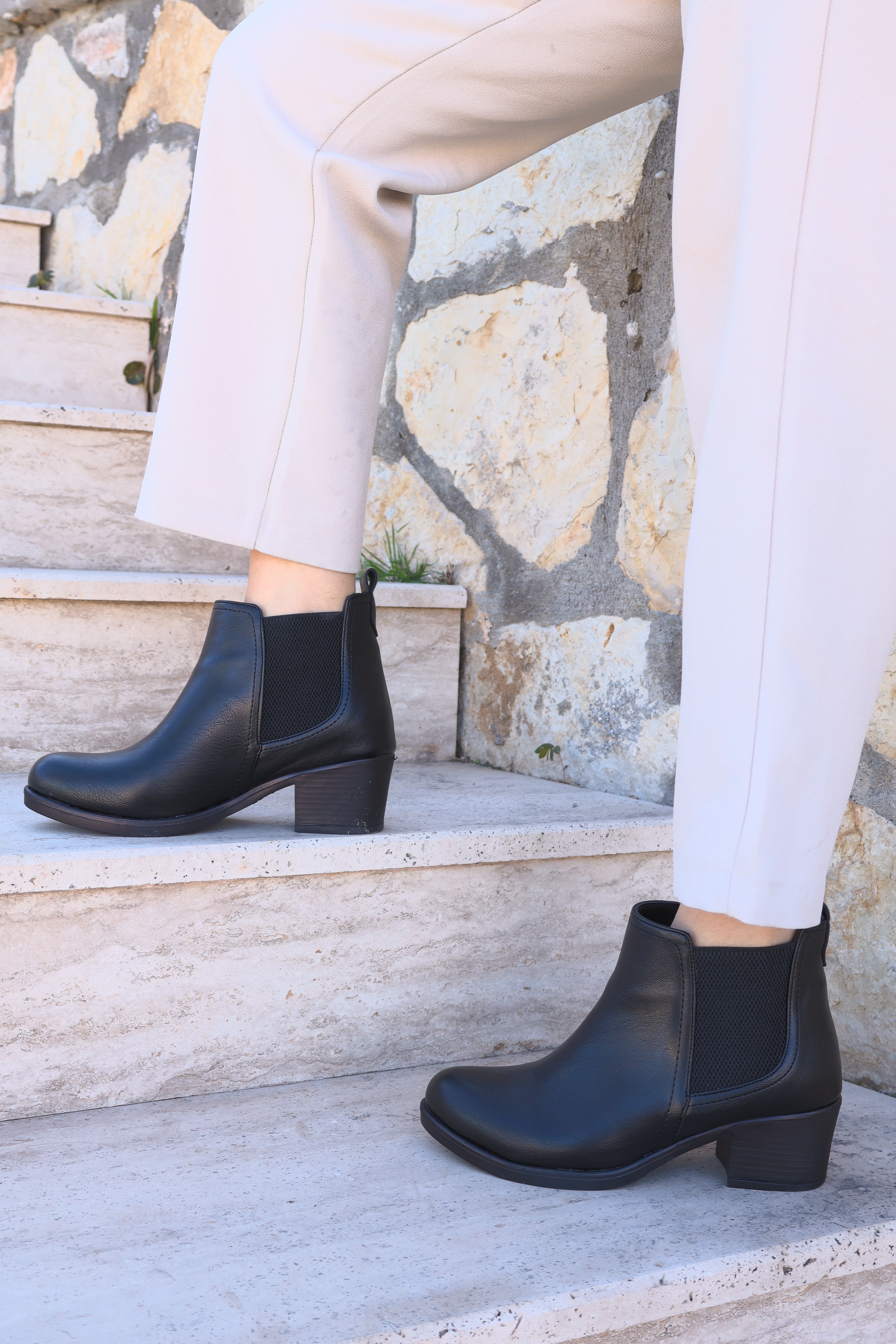 Alura Siyah Topuklu Fermuarlı Kadın Bot