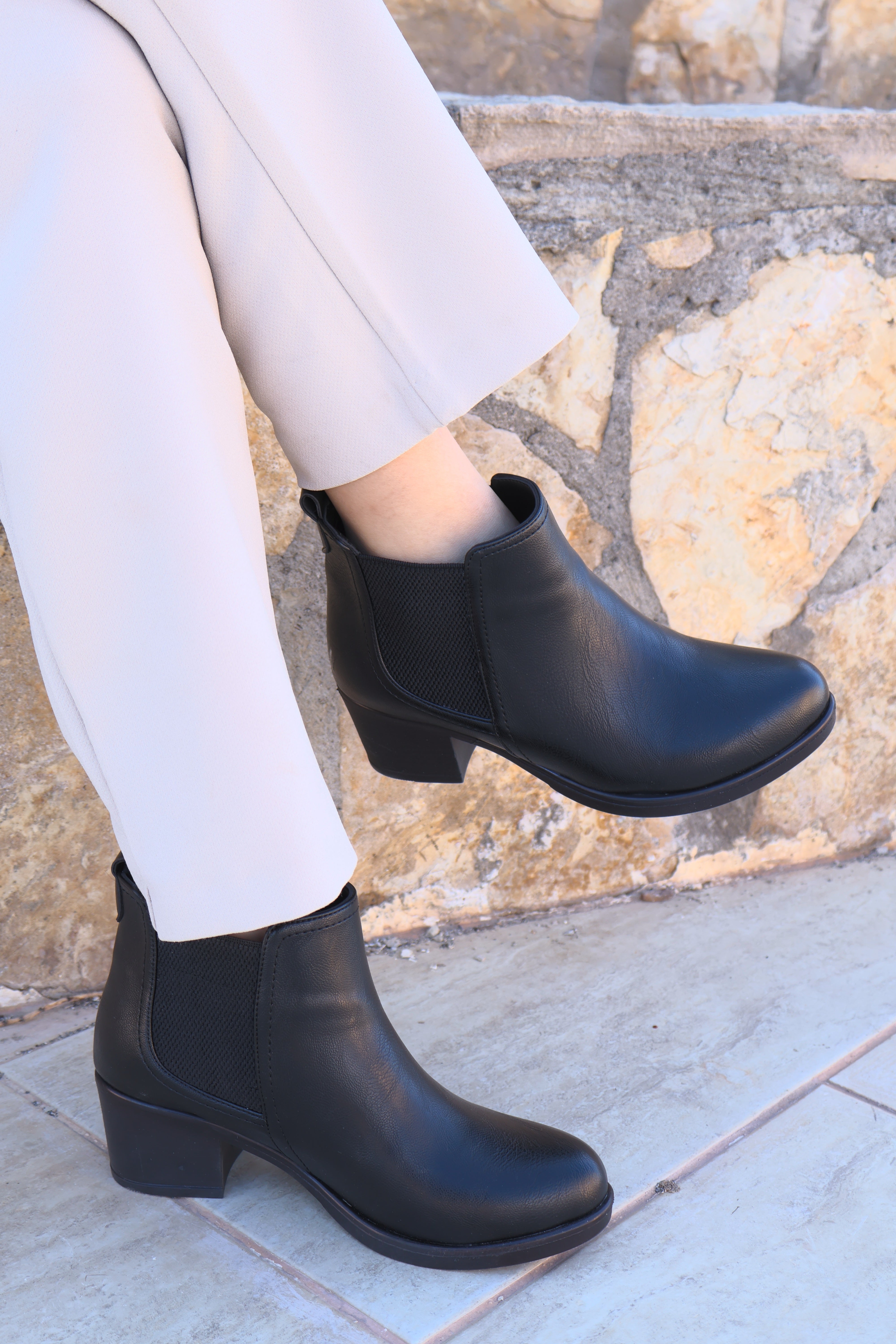 Alura Siyah Topuklu Fermuarlı Kadın Bot