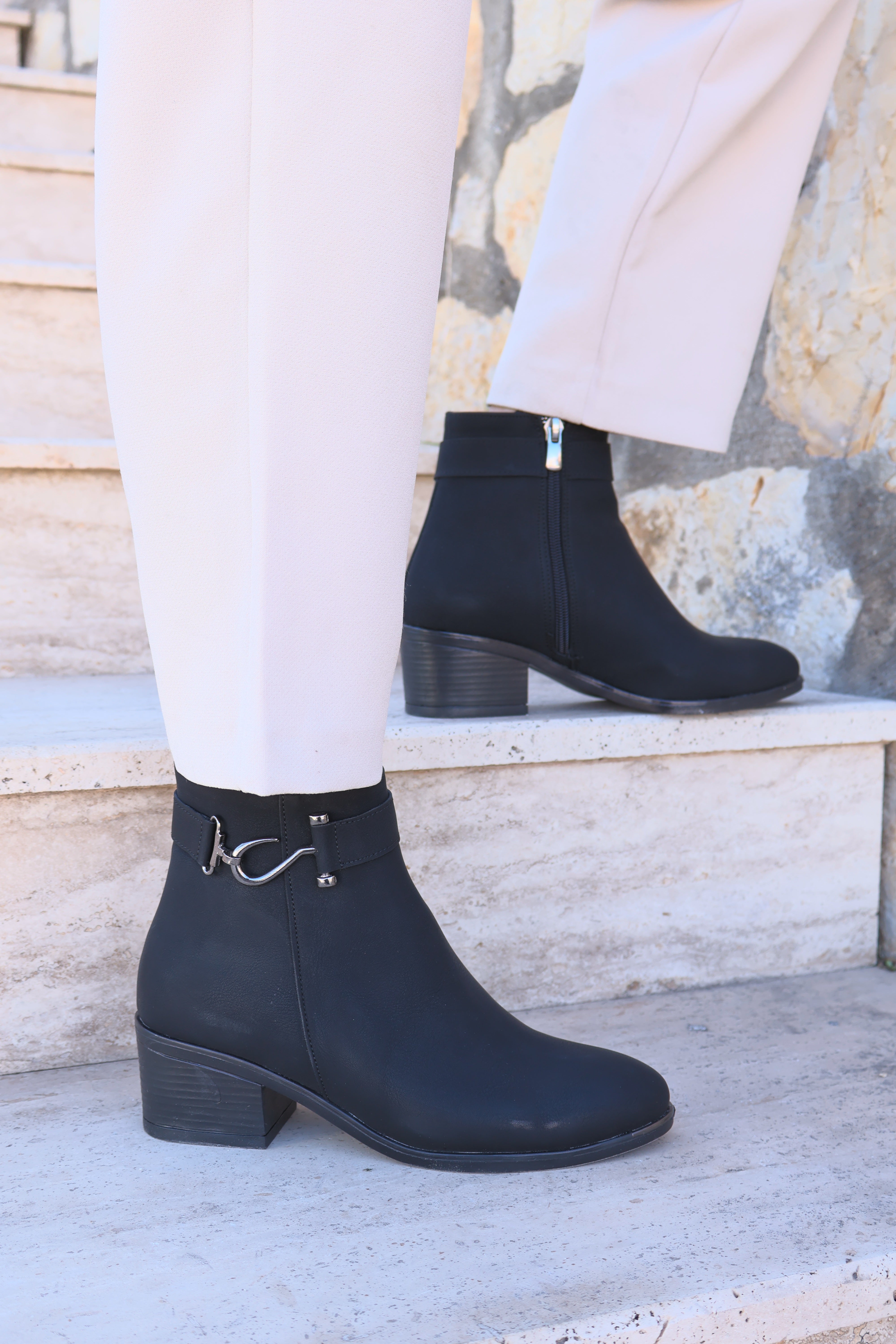 Alura Toka Detaylı Siyah Topuklu Fermuarlı Kadın Bot