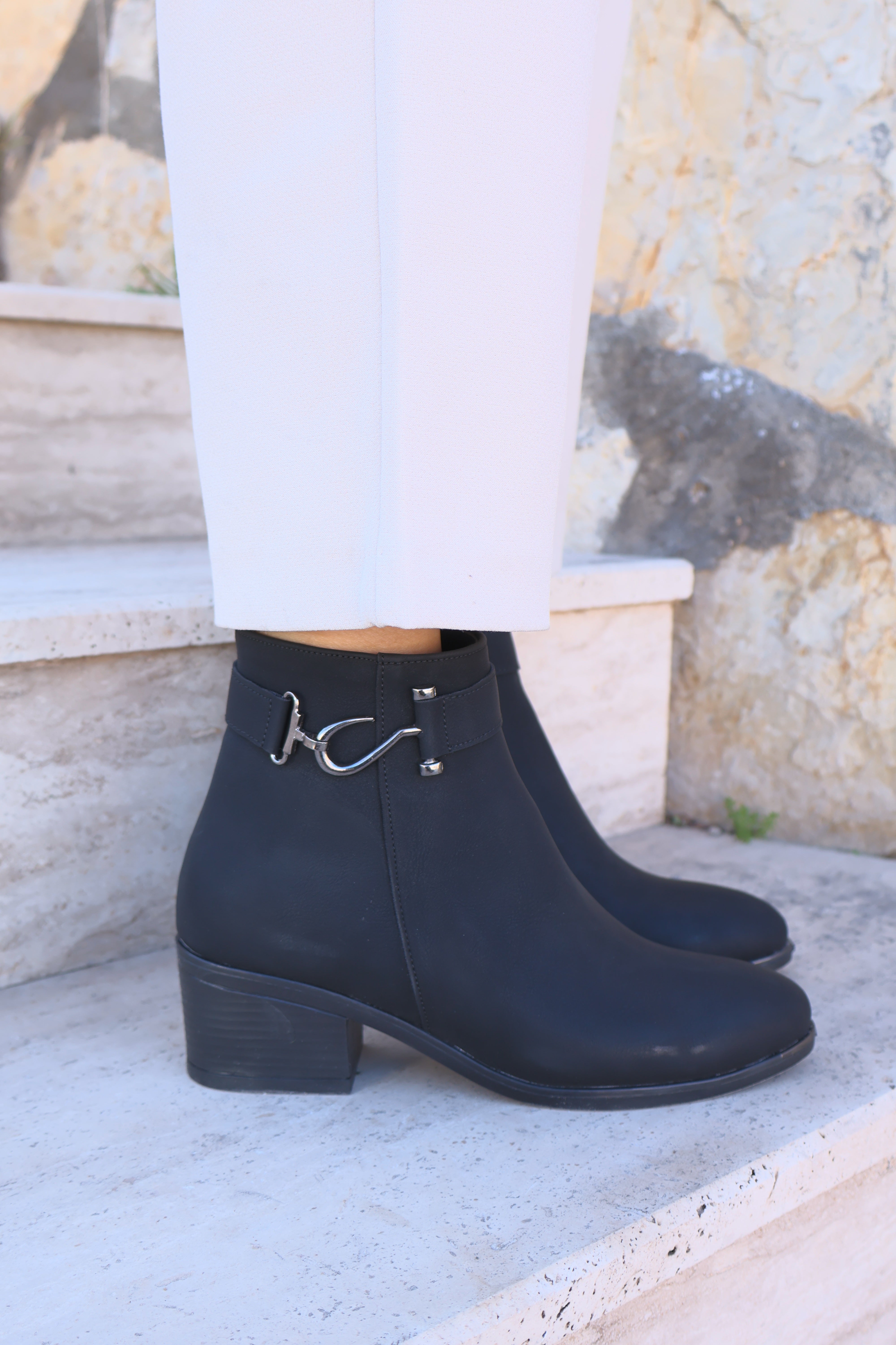 Alura Toka Detaylı Siyah Topuklu Fermuarlı Kadın Bot