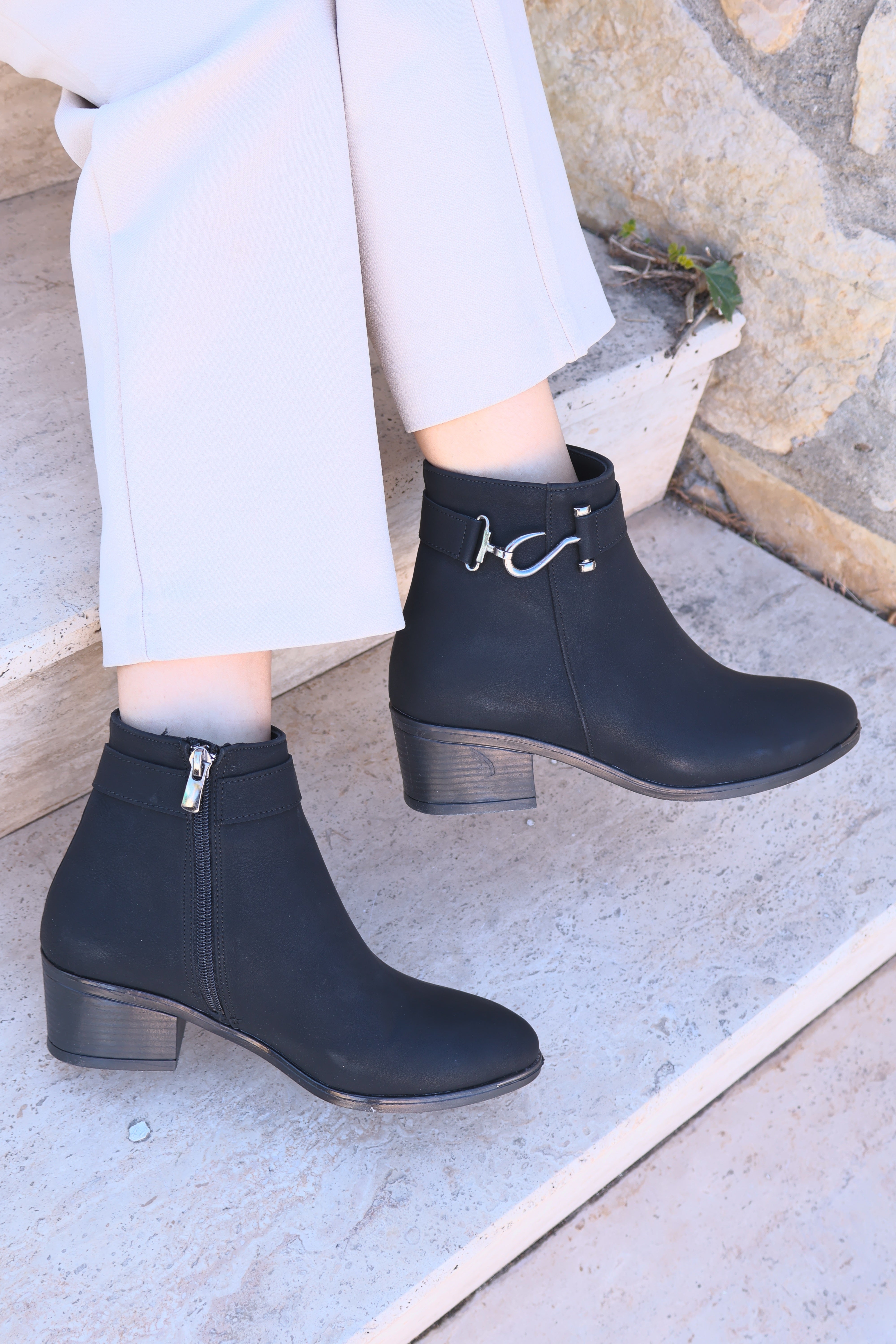 Alura Toka Detaylı Siyah Topuklu Fermuarlı Kadın Bot