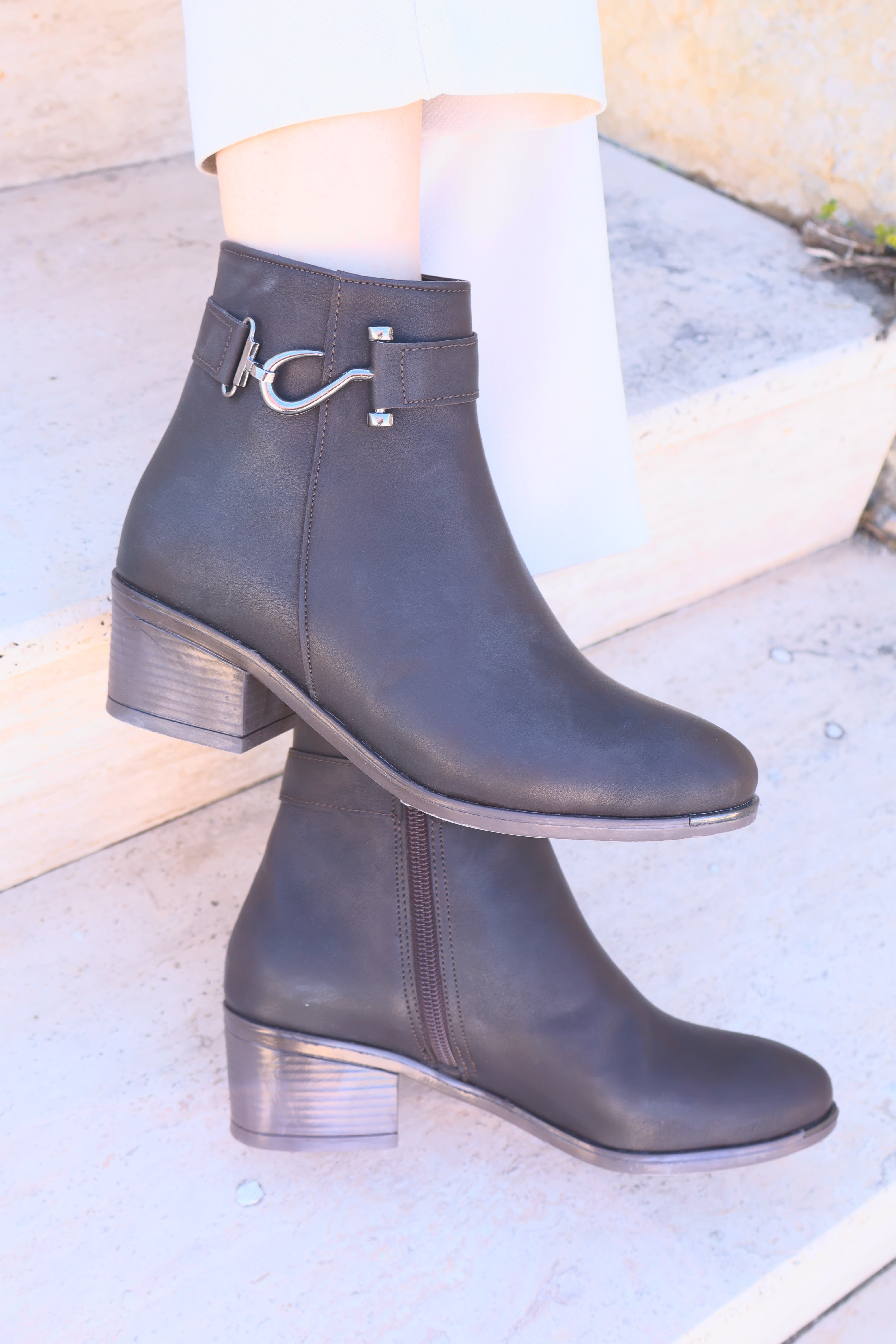 Alura Toka Detaylı Kahverengi Topuklu Fermuarlı Kadın Bot