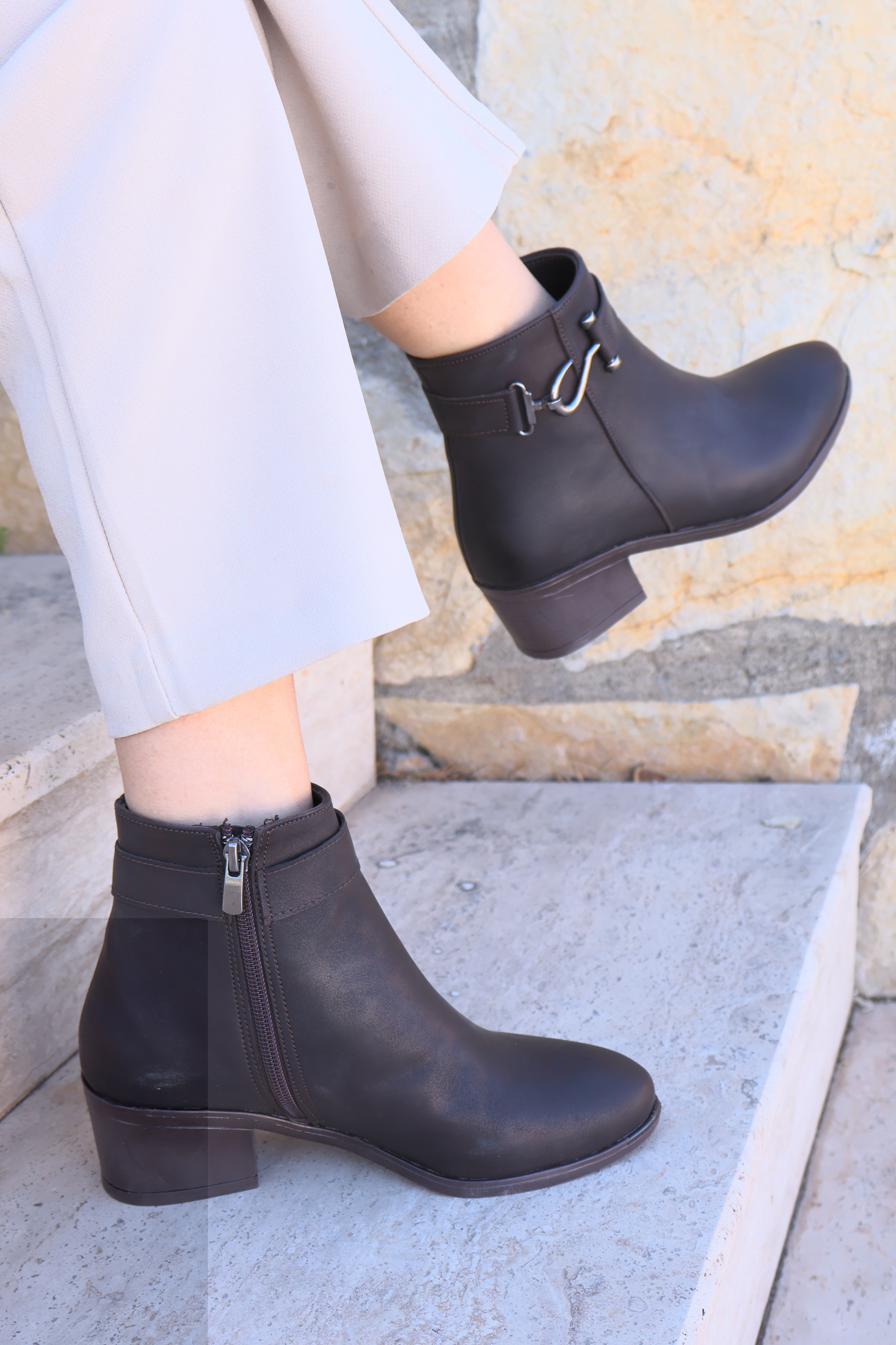 Alura Toka Detaylı Kahverengi Topuklu Fermuarlı Kadın Bot