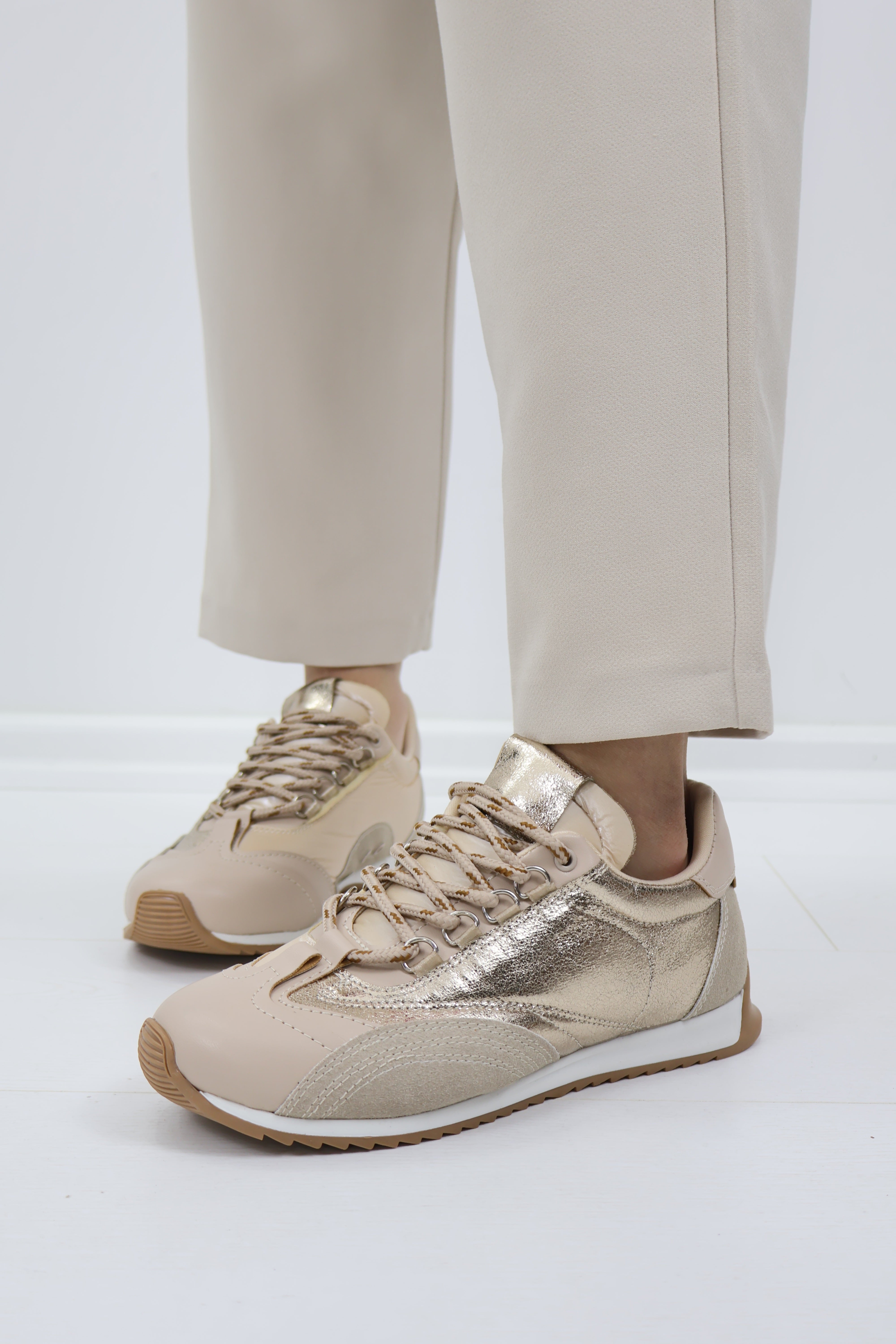 Bej Gümüş Detaylı Spor Ayakkabı