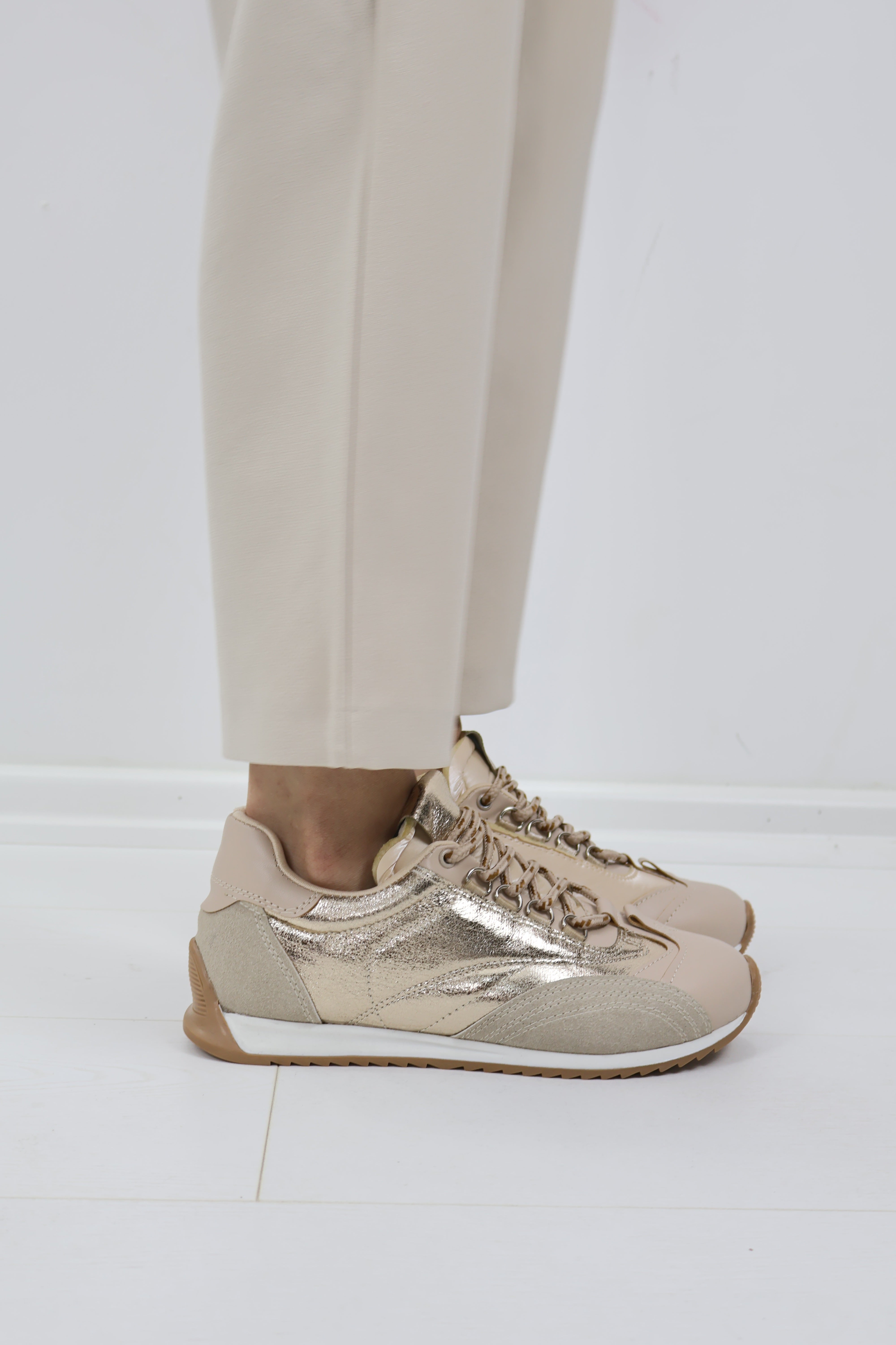 Bej Gümüş Detaylı Spor Ayakkabı