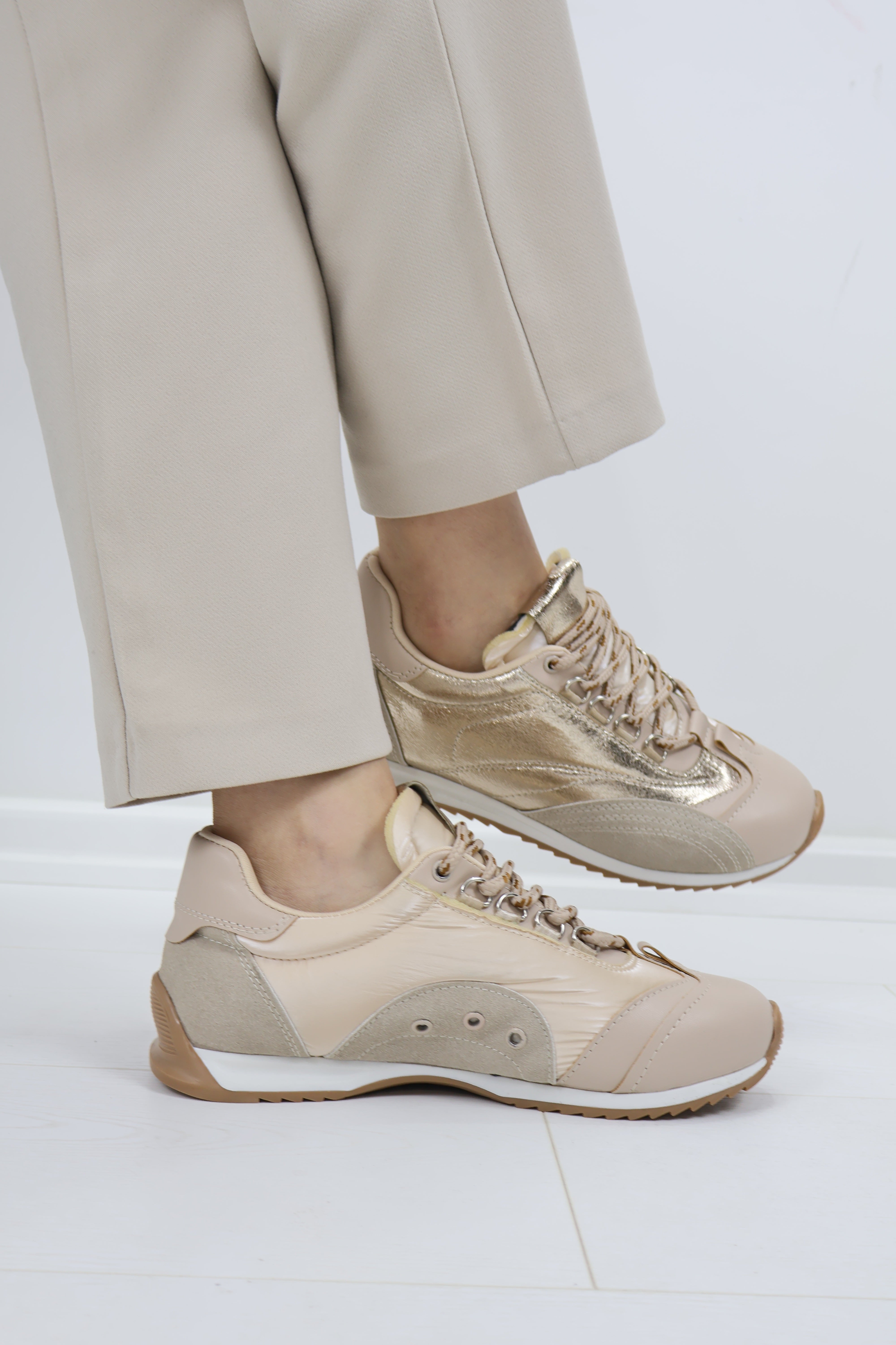 Bej Gümüş Detaylı Spor Ayakkabı