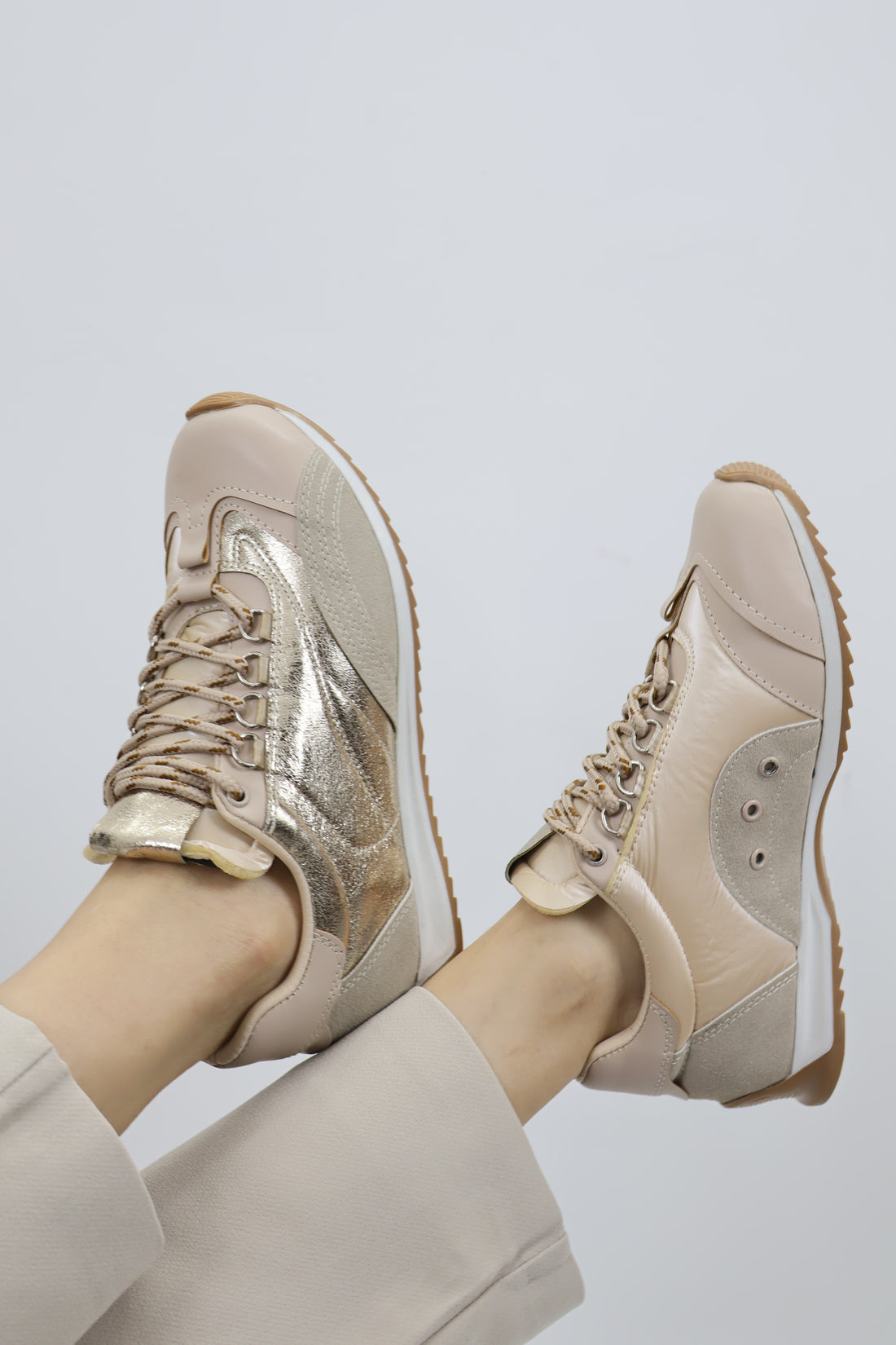 Bej Gümüş Detaylı Spor Ayakkabı